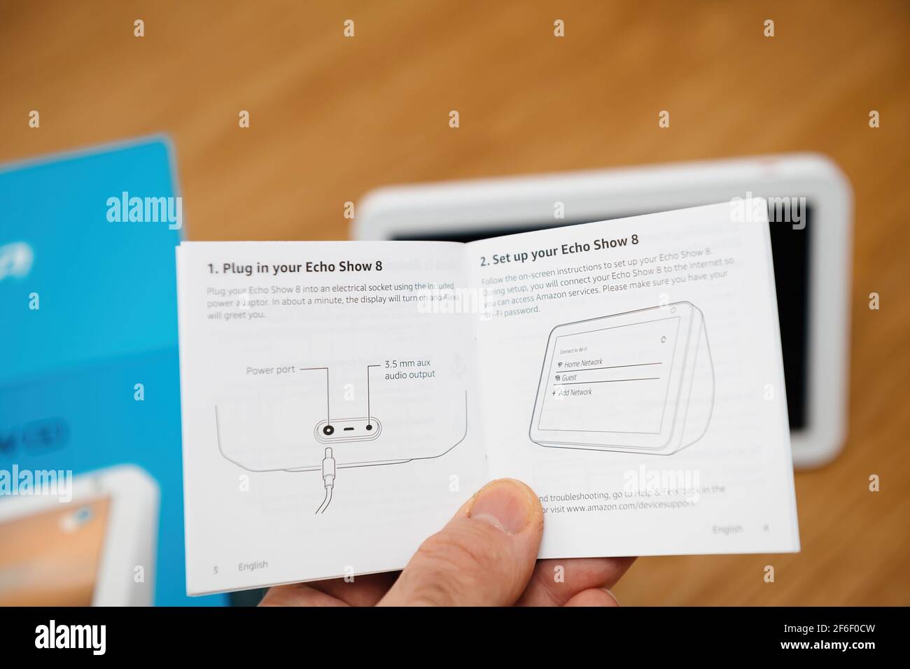 Mano masculina leyendo el manual de instrucciones de Amazon Echo Show 8  dispositivo de altavoz inteligente con Amazon Alexa - plug-in y. configurar  guía Fotografía de stock - Alamy