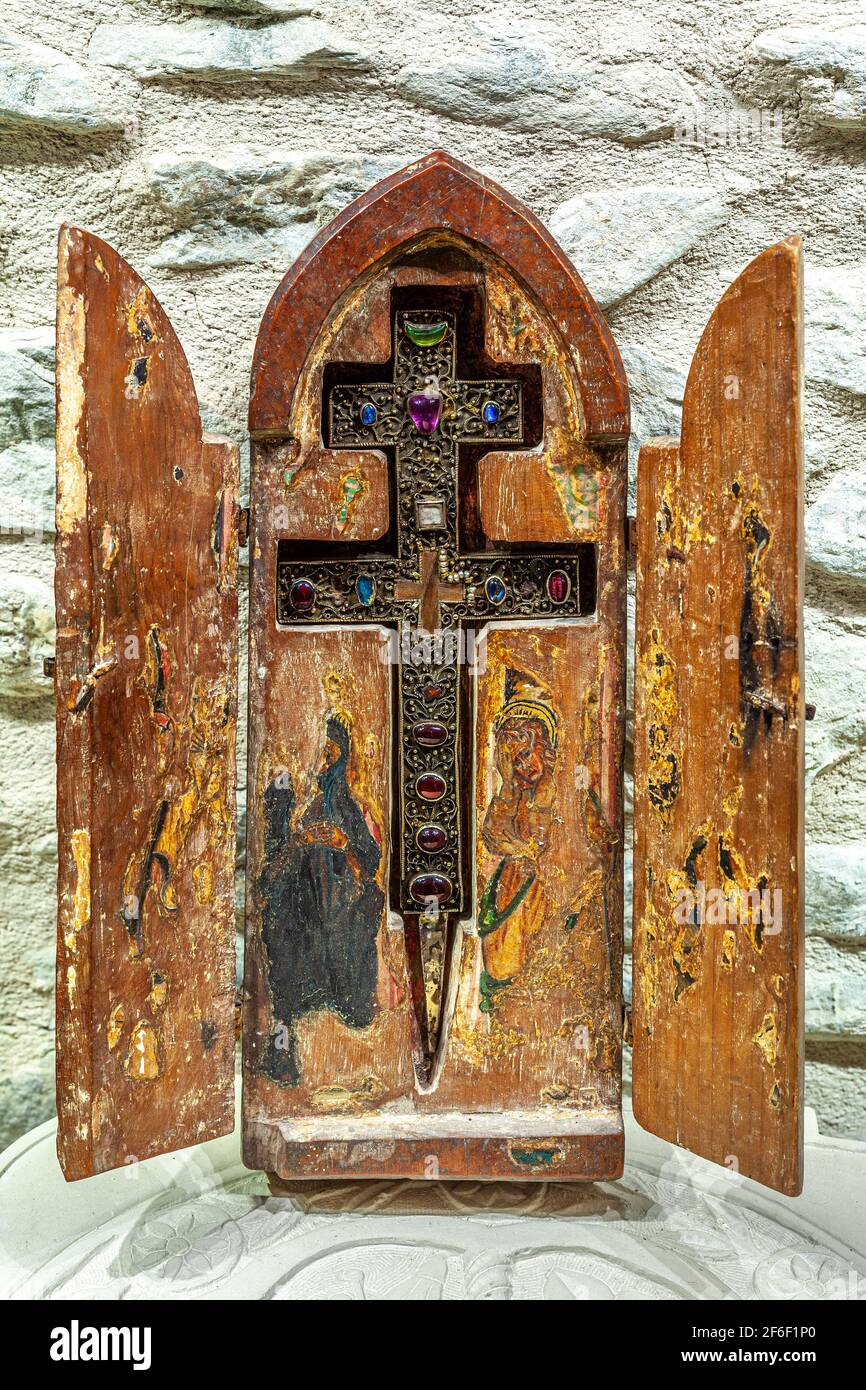 reliquia de madera pintada, ahora arruinada, que contiene la cruz de hierro  real y piedras preciosas. Castel Castagna, provincia de Teramo, Abruzos  Fotografía de stock - Alamy