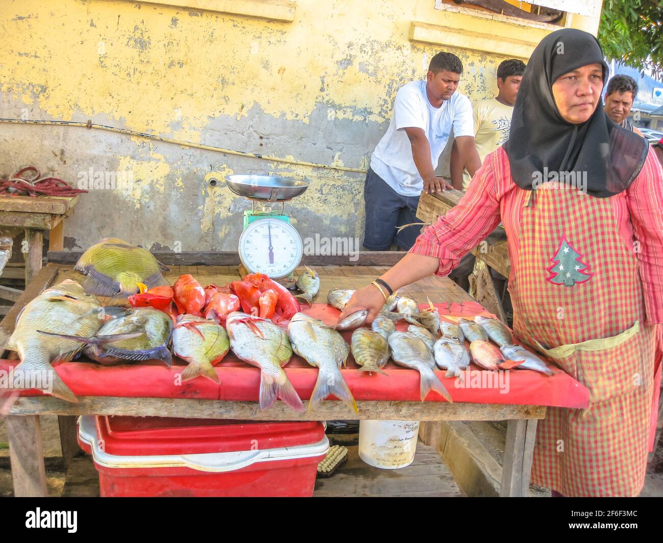 Mujer vendedor de Mauricio que vende pescado fresco Foto de stock