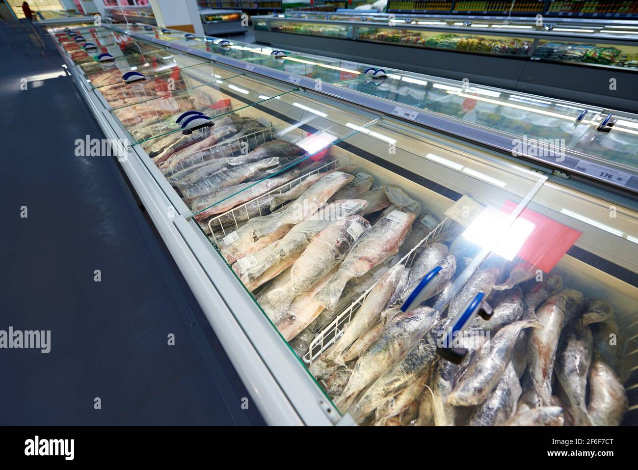 Fila de nevera con pescado congelado en el supermercado Fotografía de stock  - Alamy