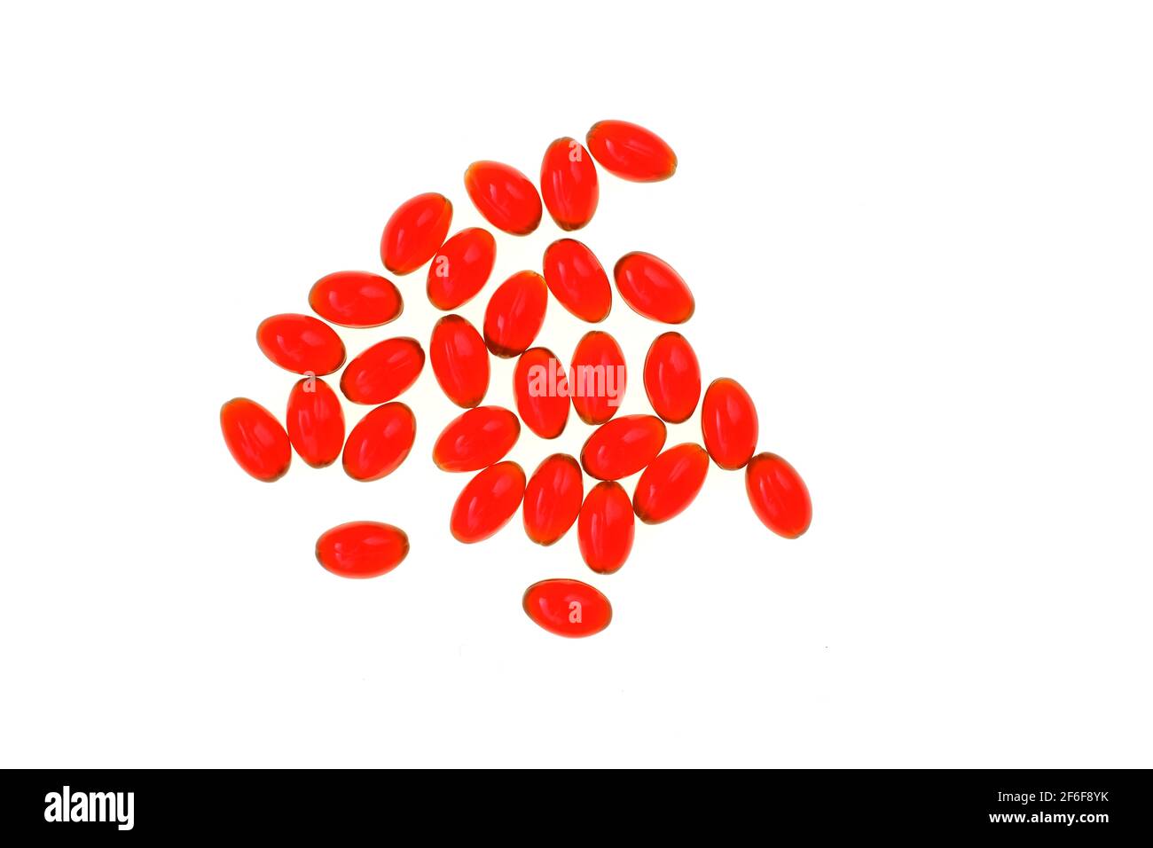Cápsulas de gelatina roja de aceite de krill aisladas sobre fondo blanco.Fuente de Ácidos grasos omega.saludable food.krill suplementos de aceite Foto de stock