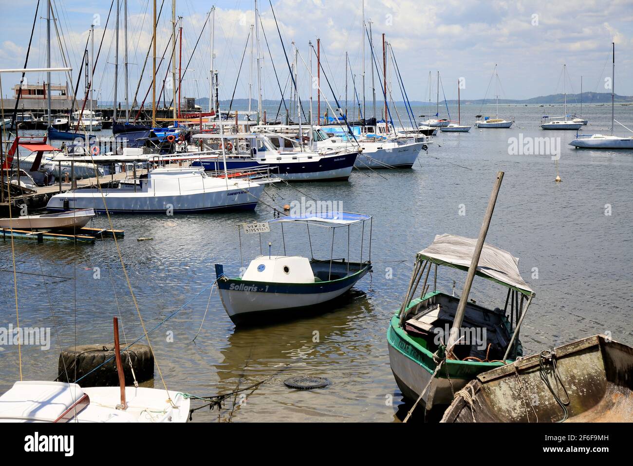 salvador, bahía, brasil 4 de enero de 2021: Barcos se ven en un puerto  deportivo en