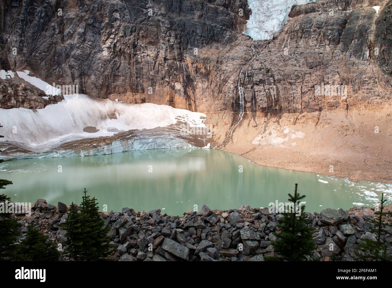 Piscina cubierta por el glaciar Esmeralda debajo del glaciar Angel, o Glaciar Ghost, desde la caminata por Mount Edith Cavell Meadows en las montañas rocosas Canadienses en Jasper. Foto de stock