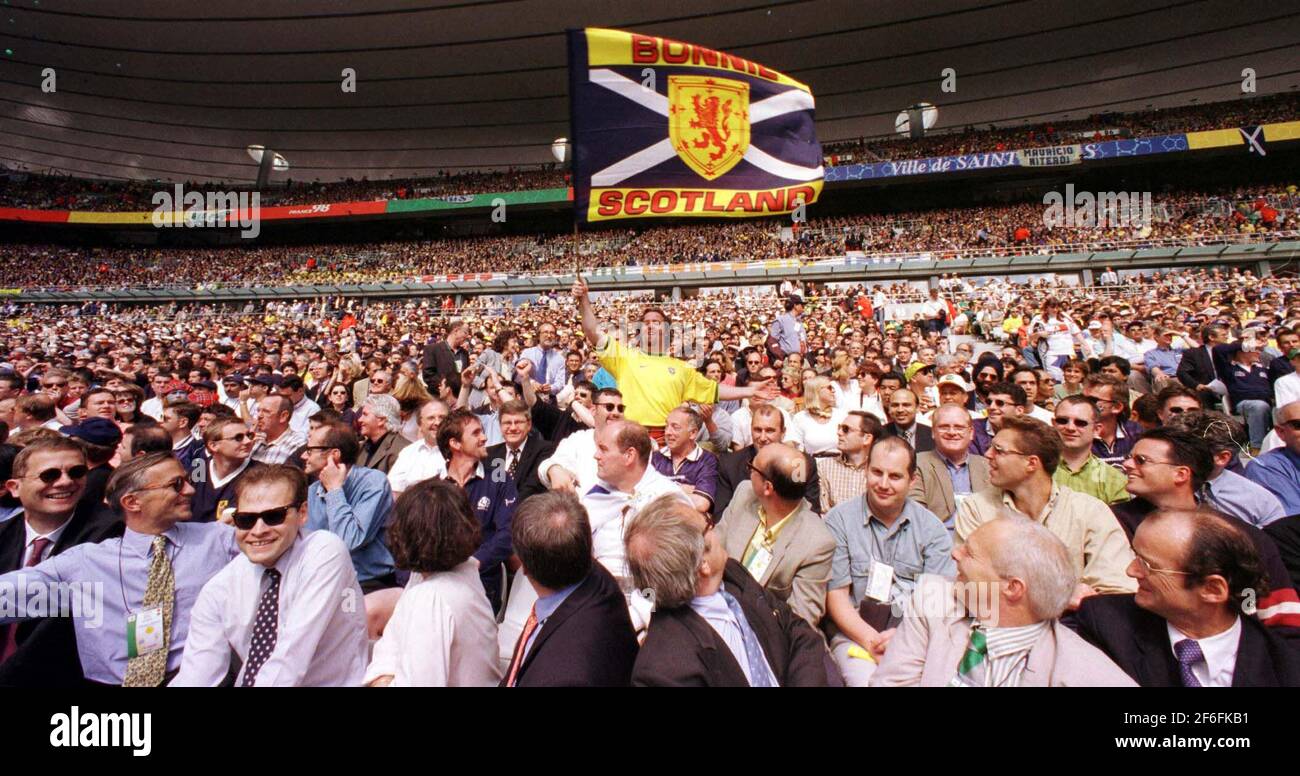Los partidarios de Escocia celebran durante el partido de apertura del 1998 de junio de La Copa Mundial contra Brasil en el Stade de France En París Foto de stock