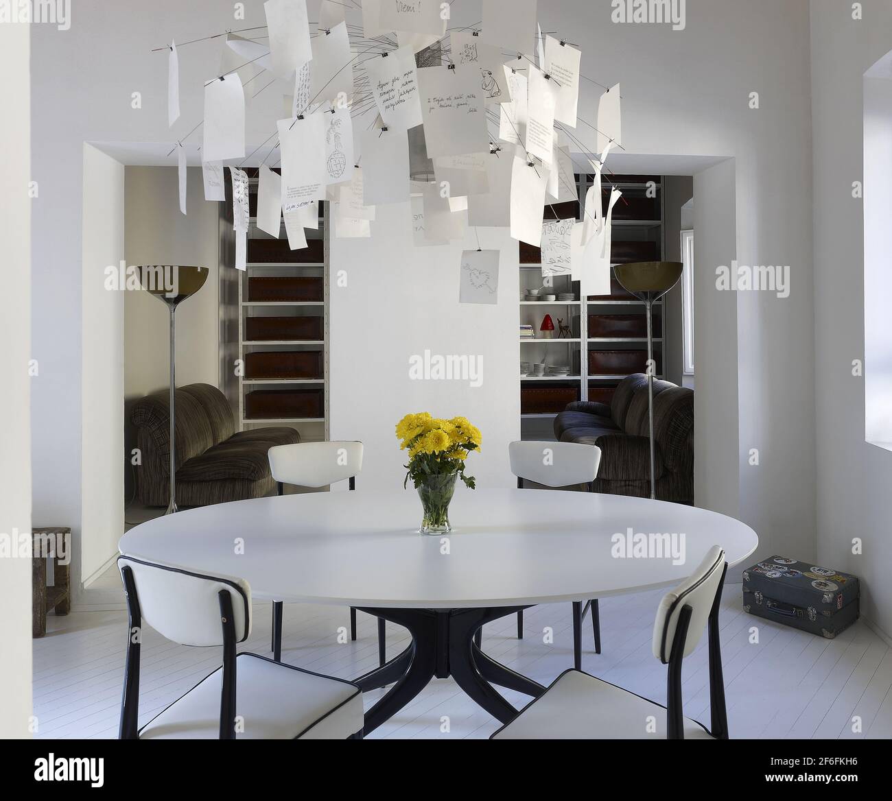 Sala de estar en un apartamento en Milán, Italia. Lámpara Zettel'z 5  diseñada por Ingo Maurer Fotografía de stock - Alamy