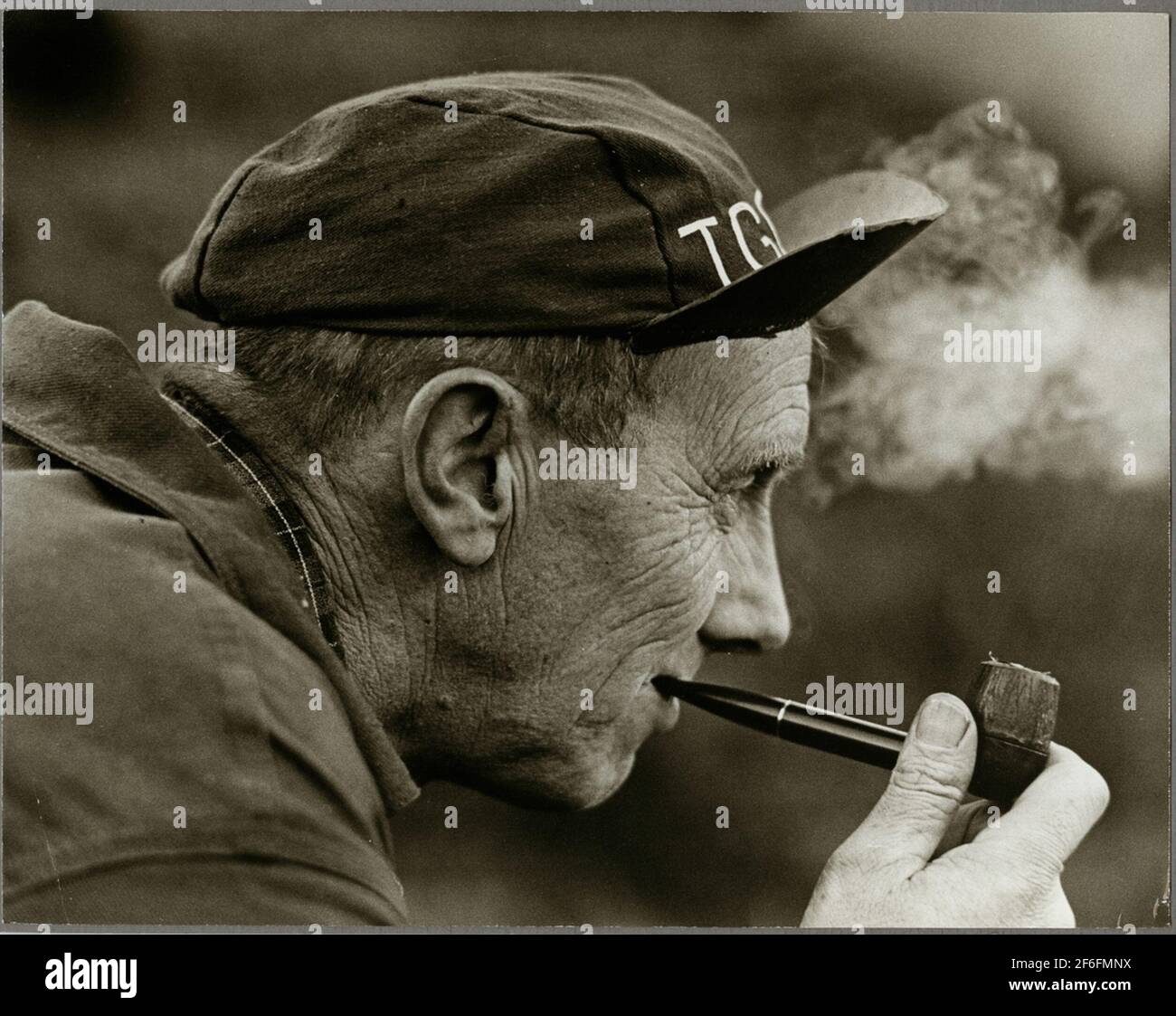 Nils Björklund en el trabajo de mantenimiento de la ruta entre Harsjön y Bälgviken en 1967. Foto de stock