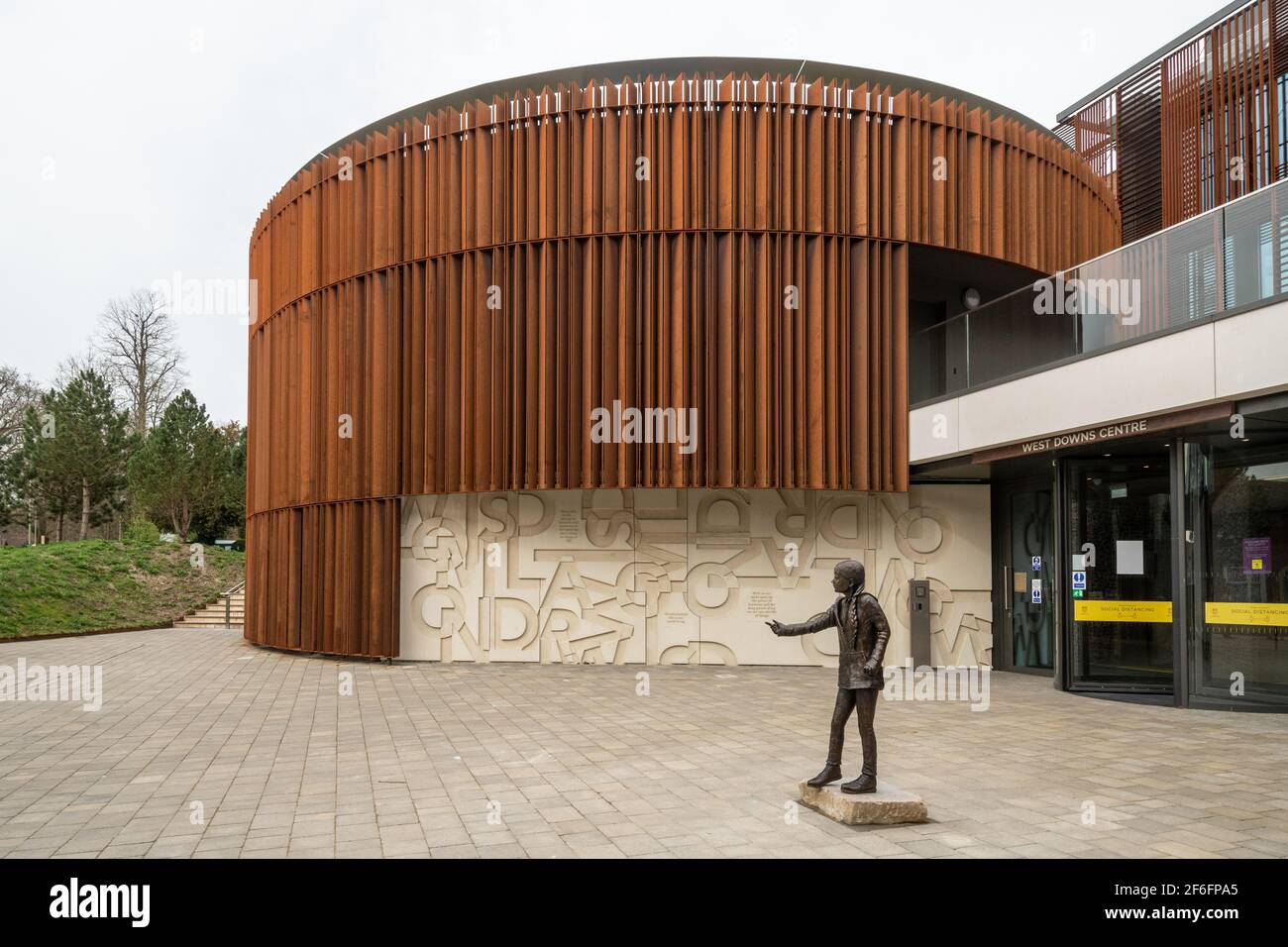 Estatua de Greta Thunberg en Winchester University West Downs Campus, Hampshire, Reino Unido. Escultura de la activista ambientalista de Christine Charlesworth. Foto de stock