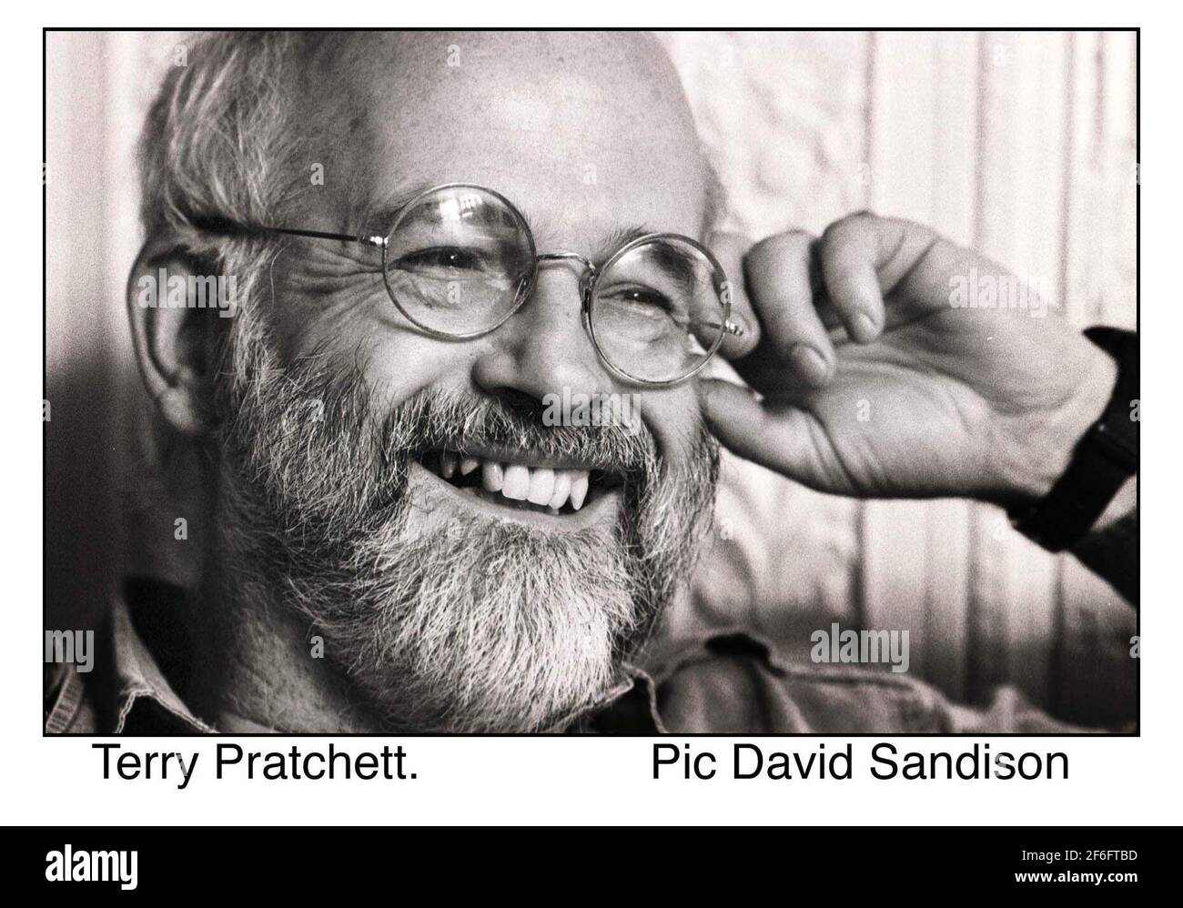 Terry Pratchett autor mejor kinow para su fantasía del mundo del disco serie de libros Foto de stock