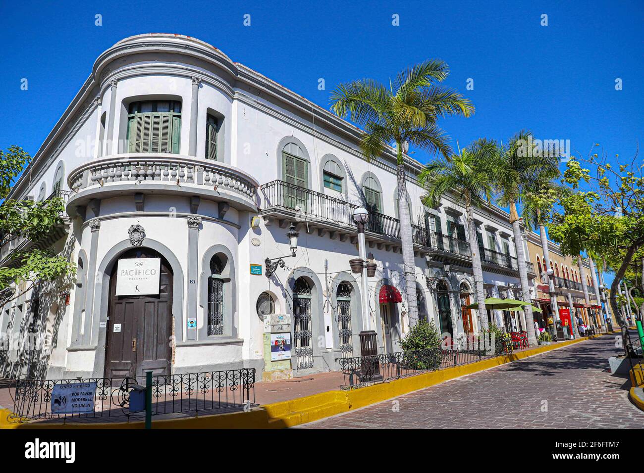 Plaza Machado, Plazuela Machado, Casas y edificios coloniales antiguos