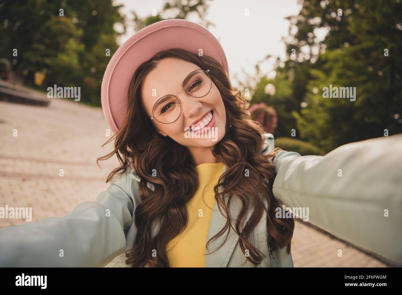 Foto de chica encantadora positiva hacer selfie beaming sonrisa tienen buen humor pasa tiempo libre parque al aire libre Foto de stock