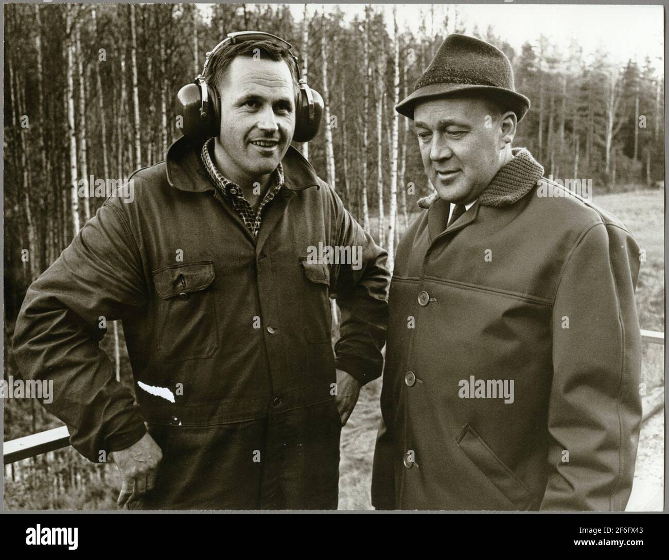 Gunnar Ndin y el Maestro Karl-Axel Gustavsson a lo largo de la vía férrea entre Harsjön y Bälgviken en 1967. Foto de stock