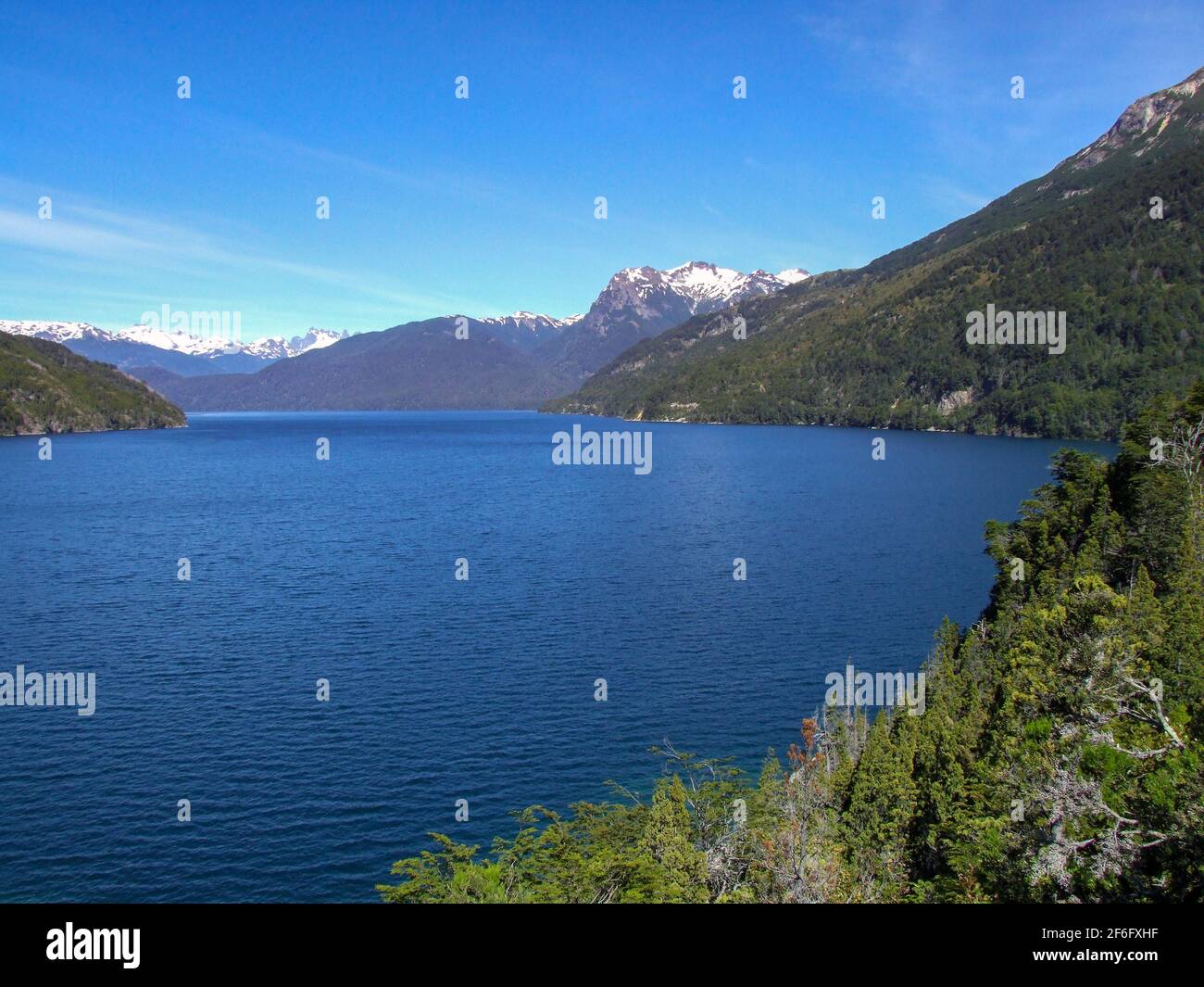 Lago Futalaufquen con Cordillera de los andes en el Parque Nacional los Alerces, Argentina Foto de stock