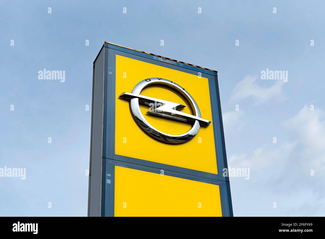 Varsovia, Polonia, septiembre de 2020: Logotipo de Opel sobre el fondo azul del cielo. Opel es un fabricante mundial de automóviles, distribuidor de automóviles Foto de stock