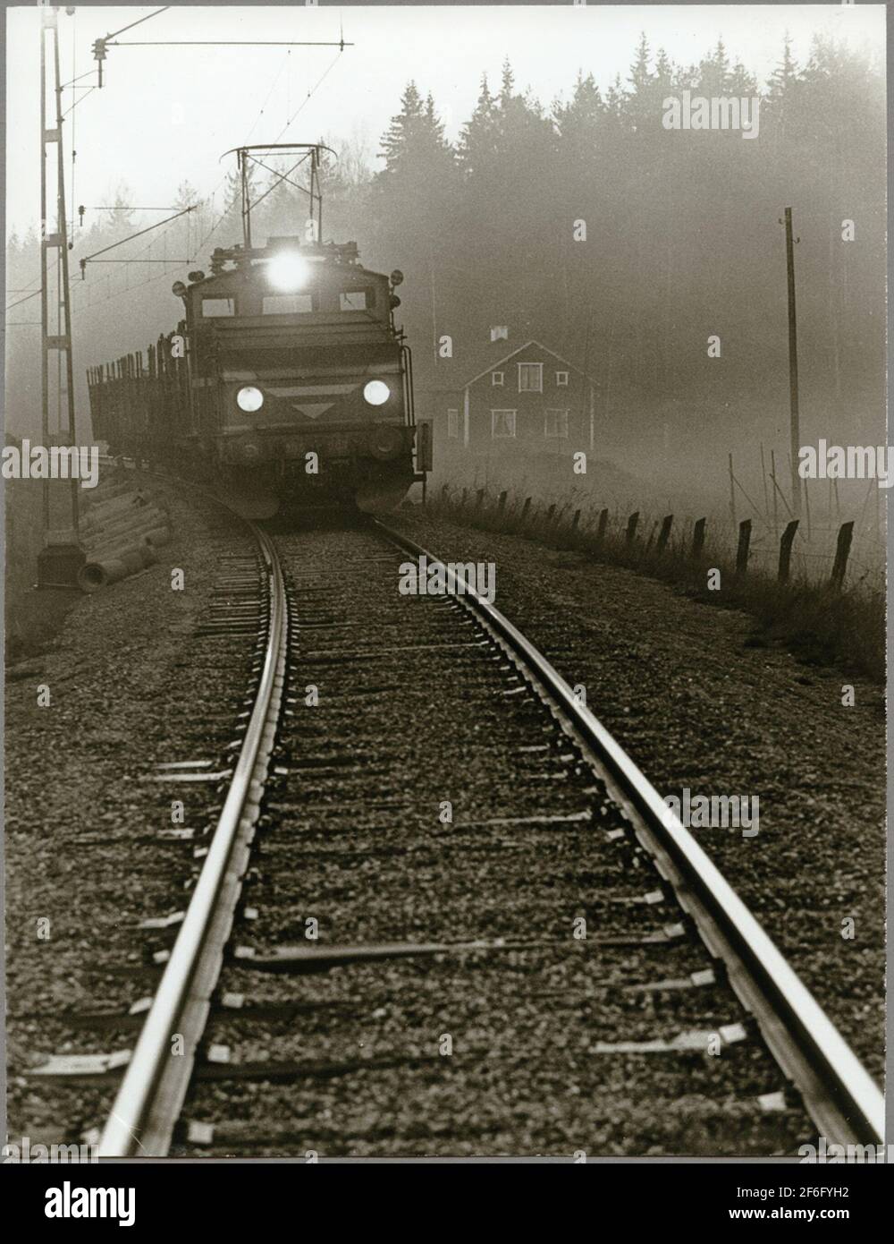 La compañía de transporte Grängesbergoxelösund, TGOJ HG 203 en el mantenimiento de la ruta entre Harsjön y Bälgviken en 1967. Foto de stock