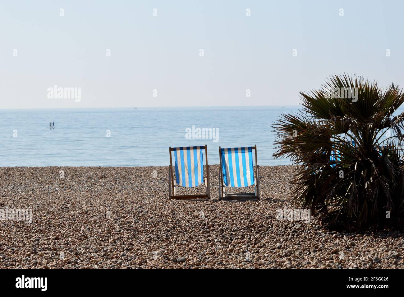 Brighton en el día soleado, el día más caluroso del año después del cierre covid. Foto de stock