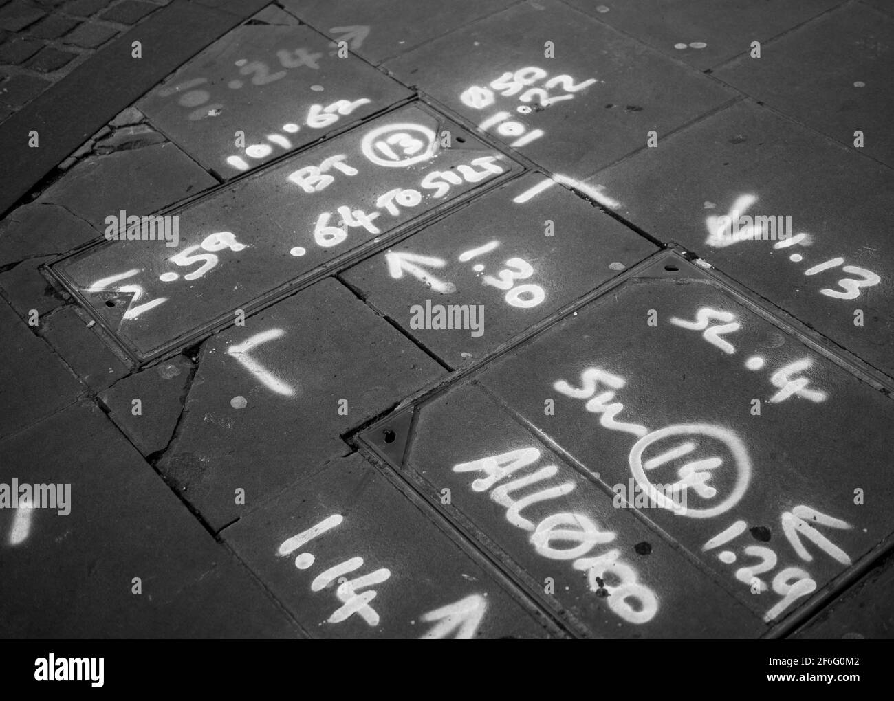 Marcas en Pavement, Oxford, Oxfordshire, Inglaterra, Reino Unido, GB. Foto de stock