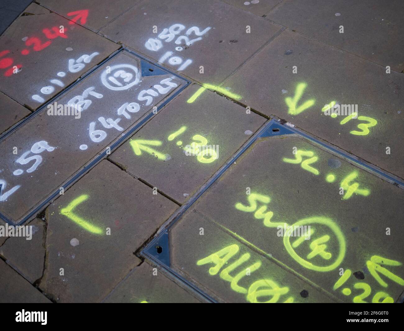 Marcas en Pavement, Oxford, Oxfordshire, Inglaterra, Reino Unido, GB. Foto de stock