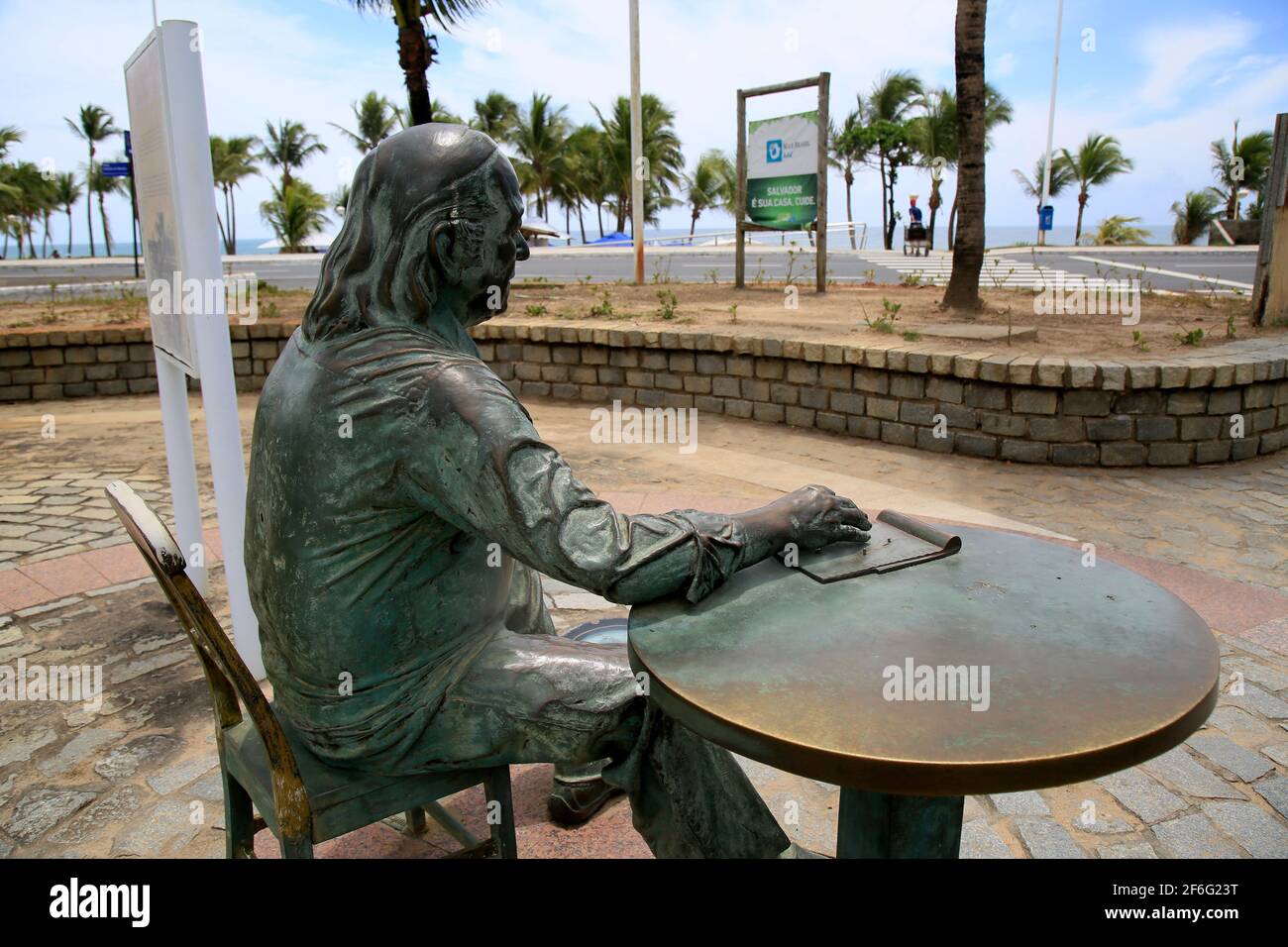 salvador, bahía, brasil - 21 de diciembre de 2020: La estatua del poeta Vinicius de Moraes se ve en el barrio de Itapua, en la ciudad de Salvador. *** Foto de stock