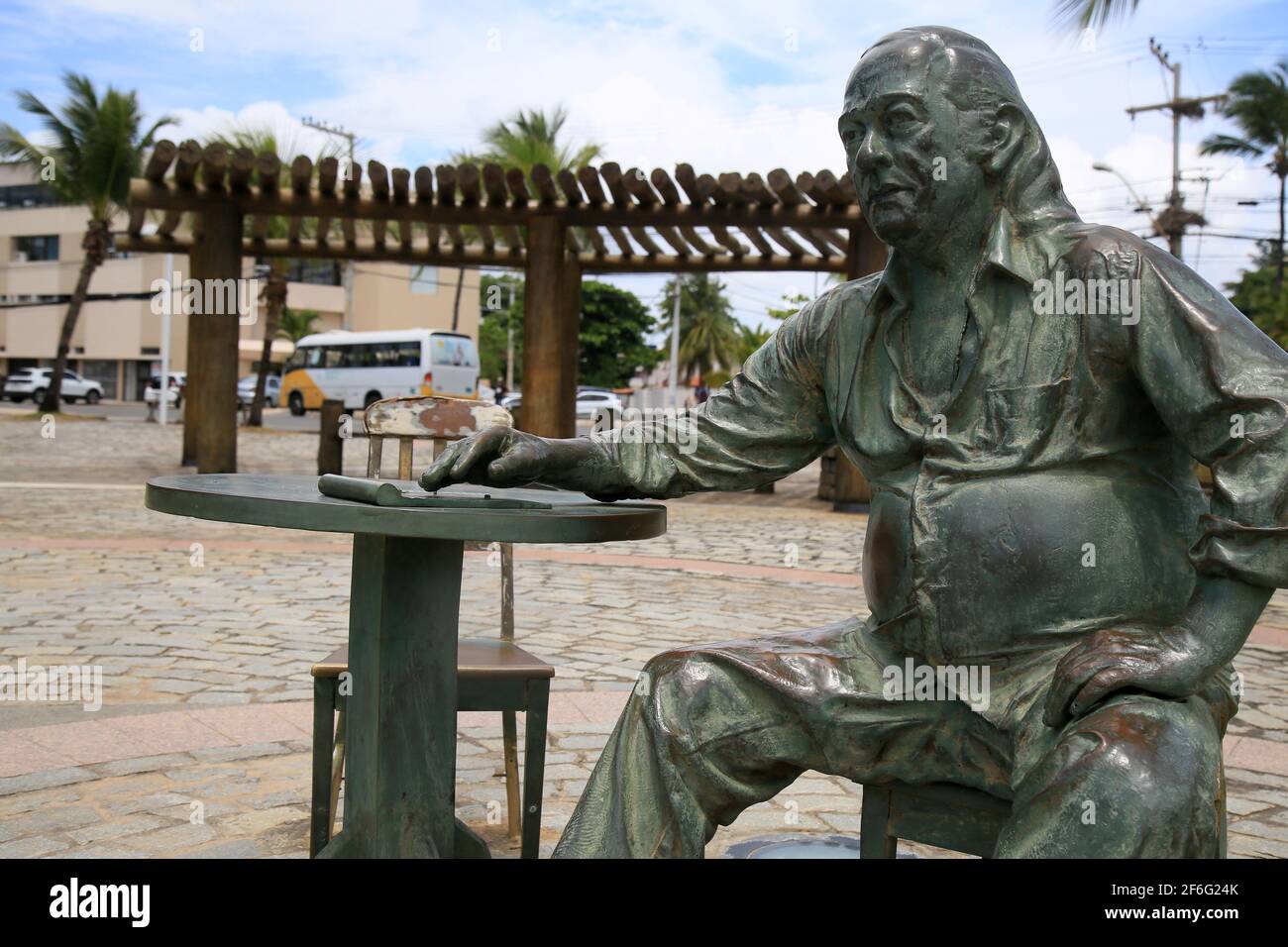 salvador, bahía, brasil - 21 de diciembre de 2020: La estatua del poeta Vinicius de Moraes se ve en el barrio de Itapua, en la ciudad de Salvador. *** Foto de stock