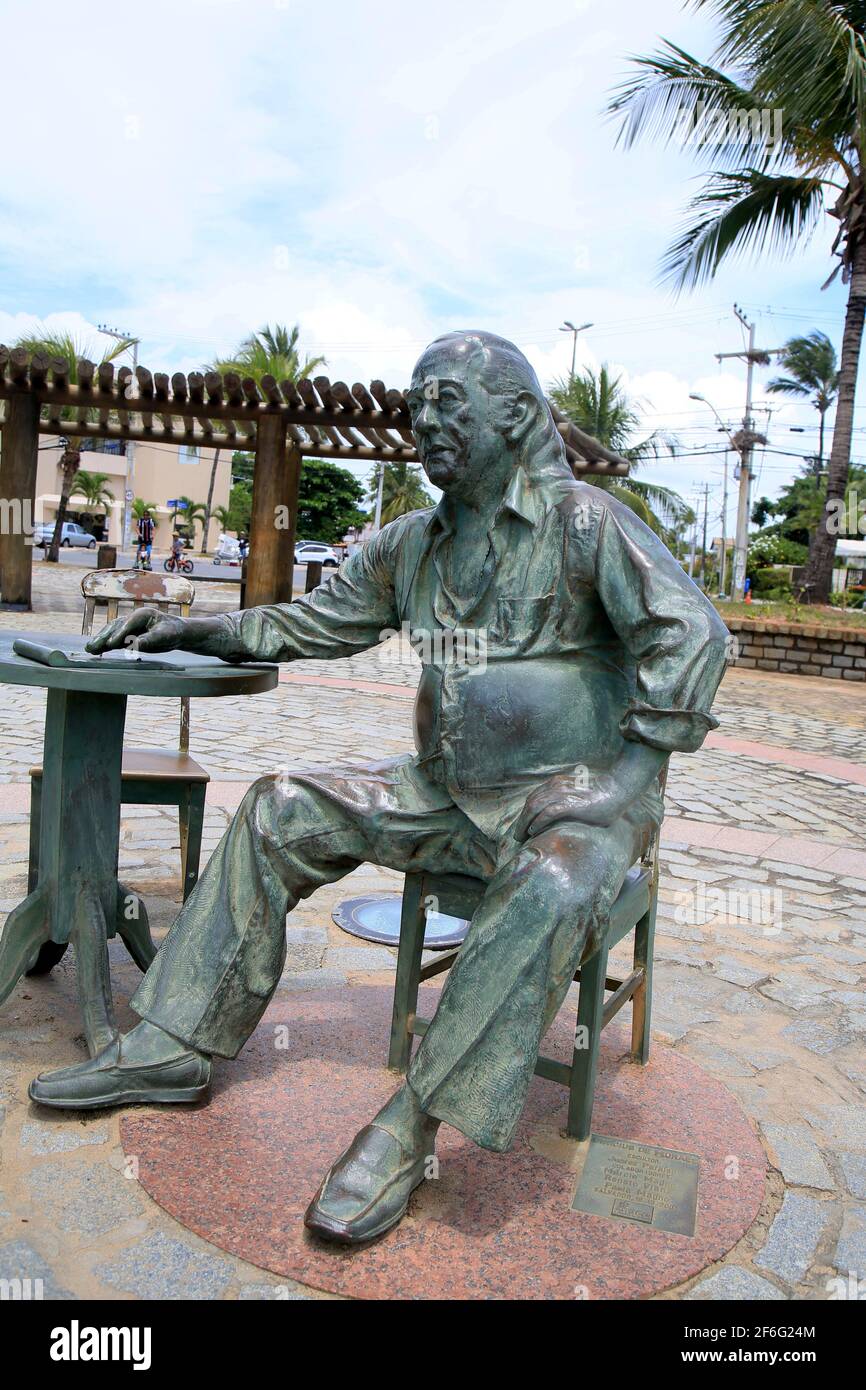 salvador, bahía, brasil - 21 de diciembre de 2020: La estatua del poeta Vinicius de Moraes se ve en el barrio de Itapua, en la ciudad de Salvador. *** Foto de stock