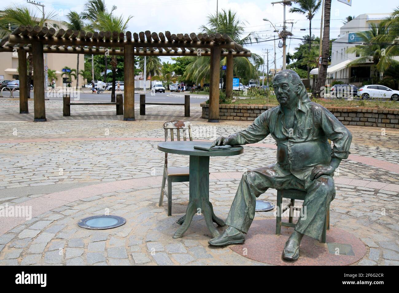salvador, bahía, brasil - 21 de diciembre de 2020: La estatua del poeta Vinicius de Moraes se ve en el barrio de Itapua, en la ciudad de Salvador. *** Foto de stock