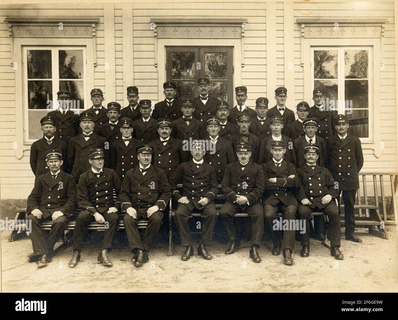 El inspector Johan A. Oscarsson (en la fila central) con el personal del  departamento de tráfico en Tillberga en 1919 Fotografía de stock - Alamy