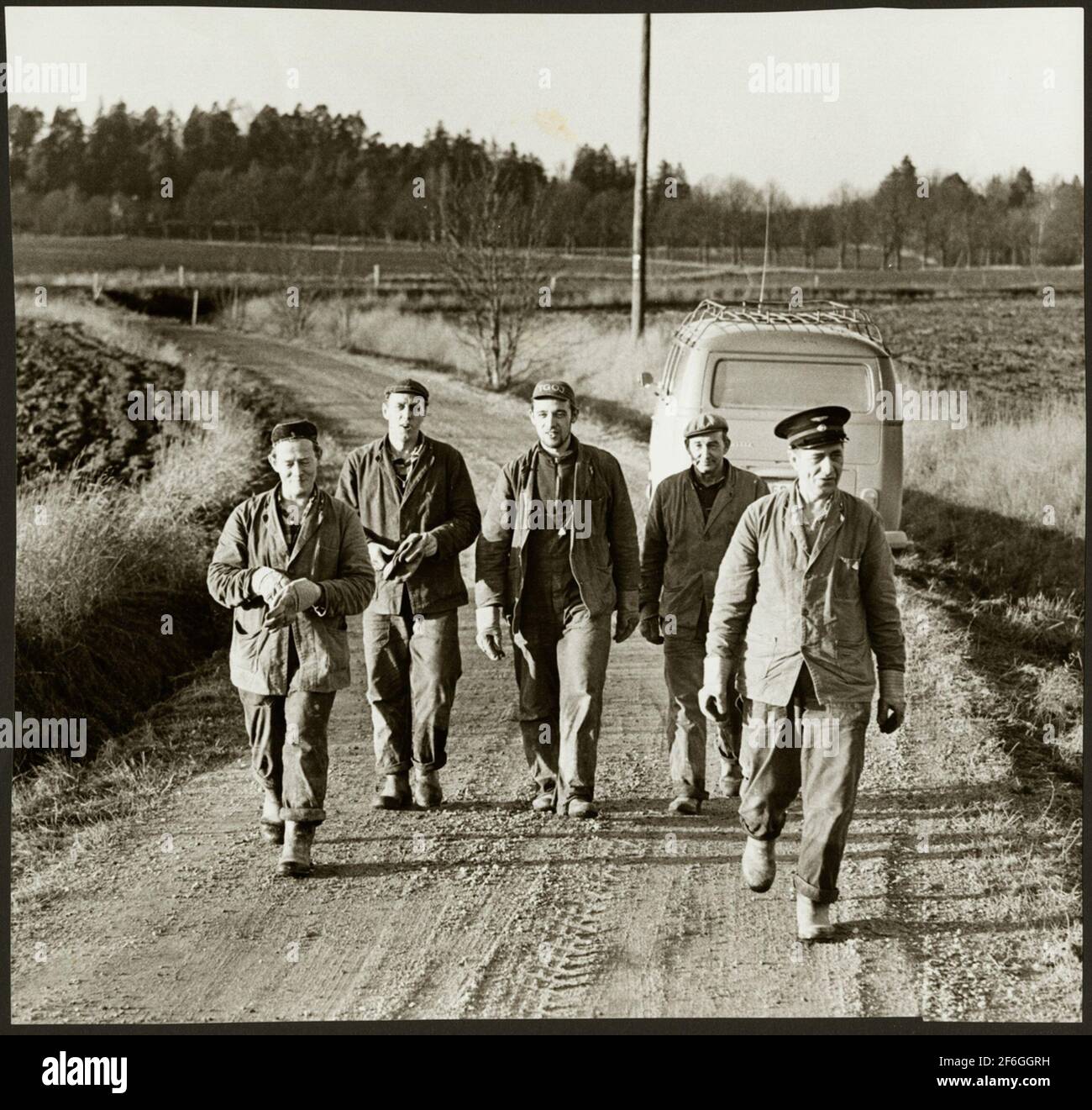 El personal se dirige a la carretera de tierra en el trabajo de mantenimiento de la ruta entre Harsjön y Bälgviken en 1967. Foto de stock