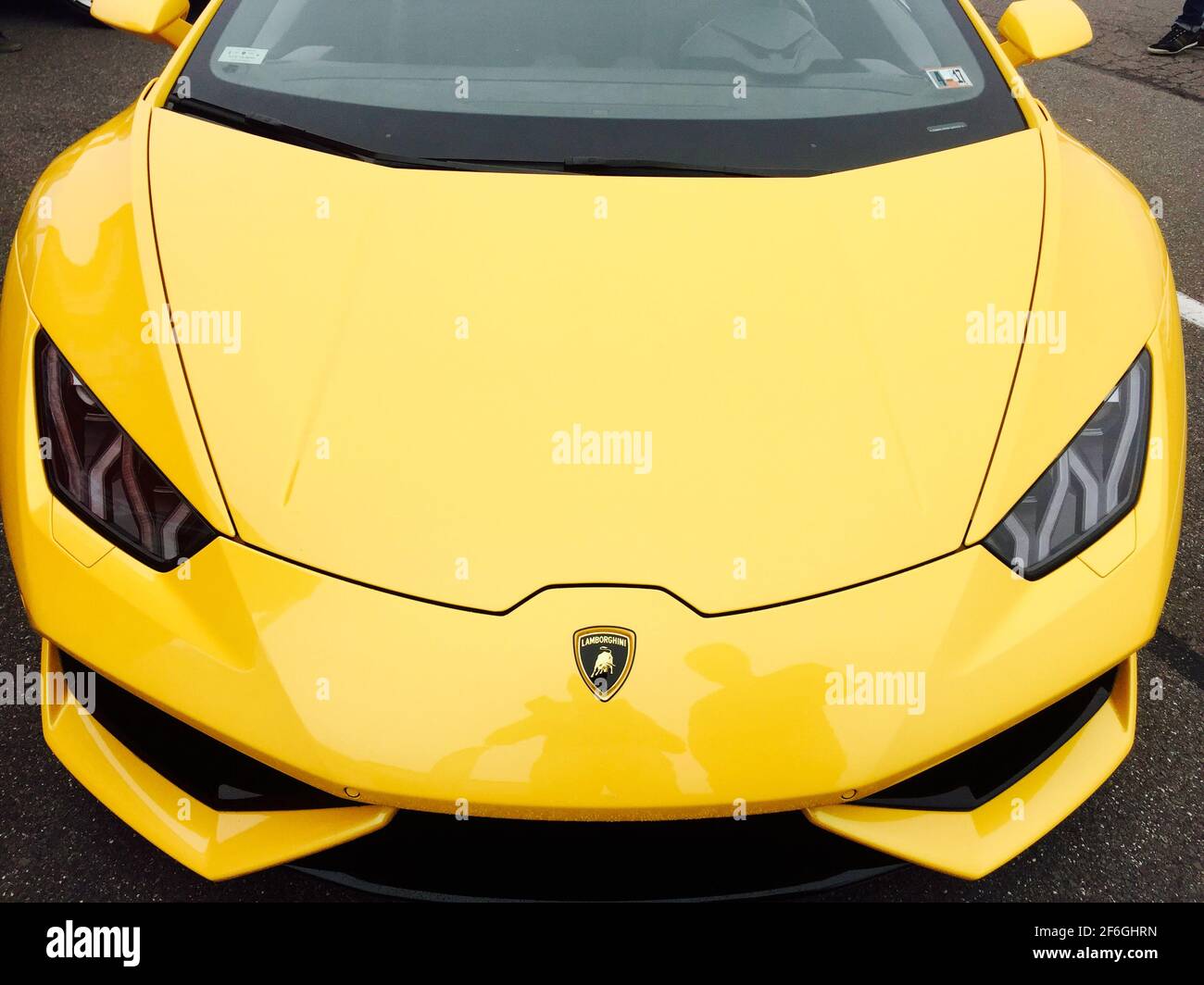 Amarillo y Negro Lamborghini Aventador Fotografía de stock - Alamy