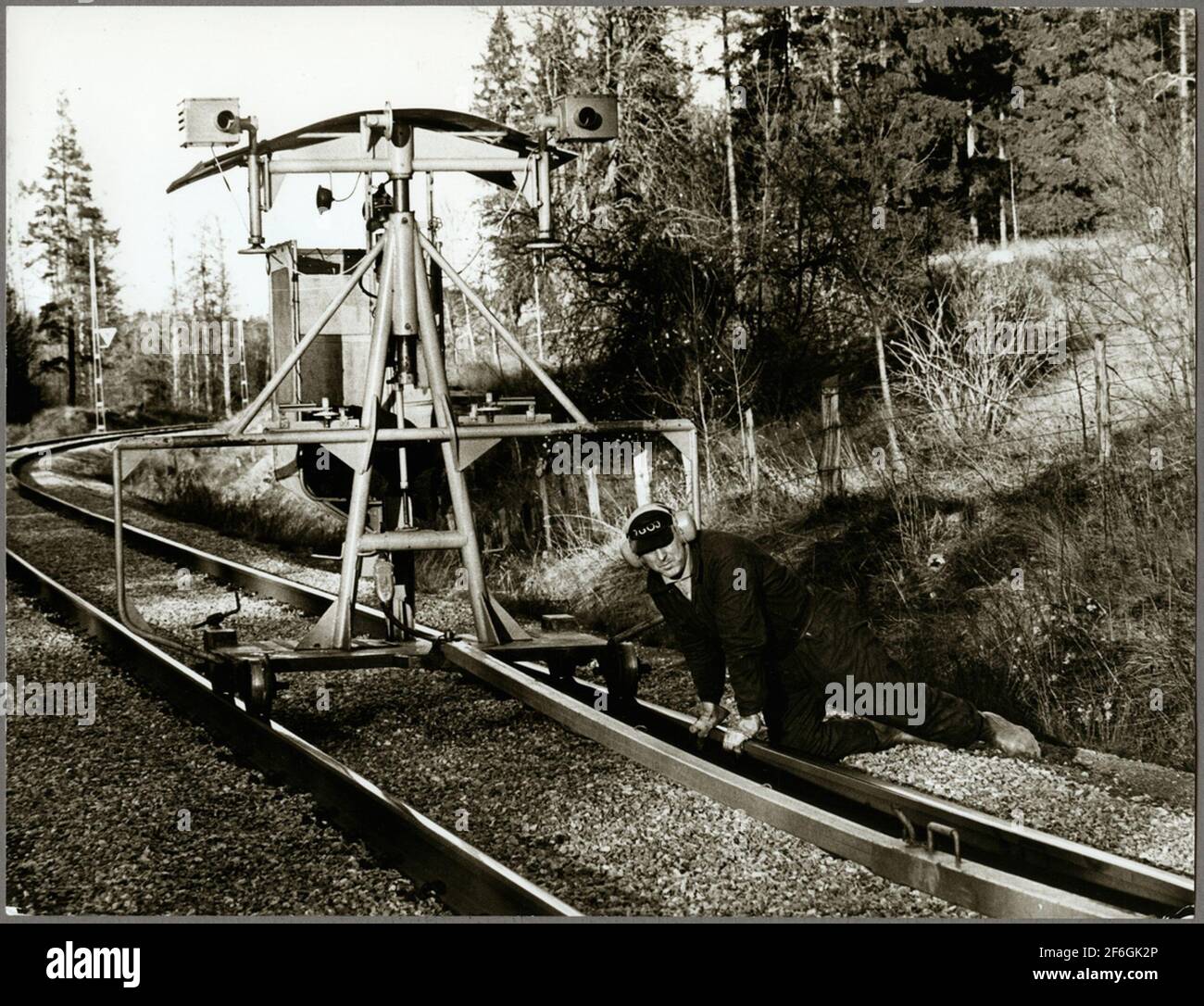 Mantenimiento de la pista utilizando la tela para lastrar la máquina de pico en la ruta entre Harsjön y Bälgviken en 1967. Foto de stock