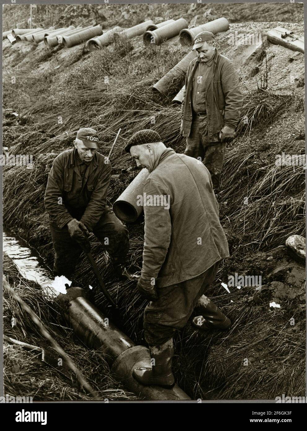 Personal de mantenimiento a lo largo de la vía férrea en la ruta entre Harsjön y Bälggiken en 1967. Foto de stock