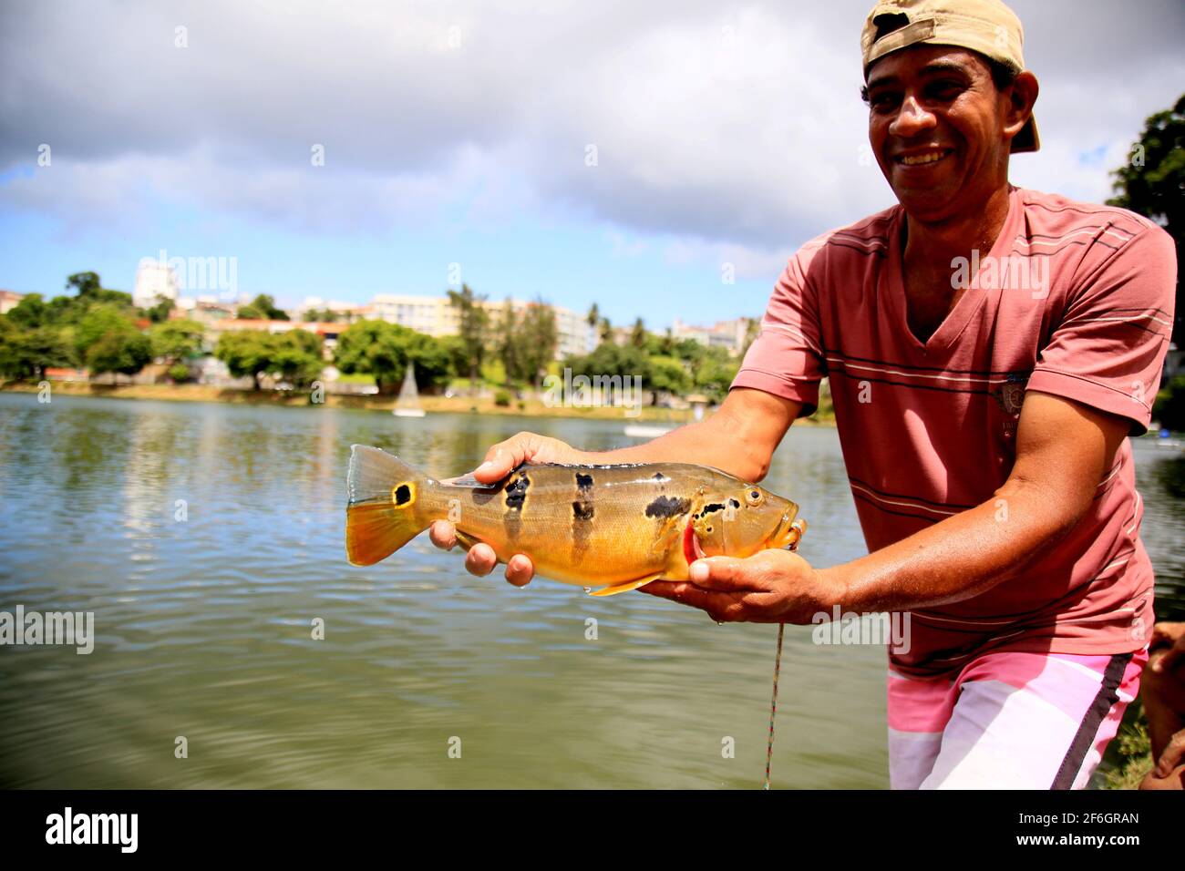 Pescando con CAÑA de JUGUETE - TUCUNARÉ 