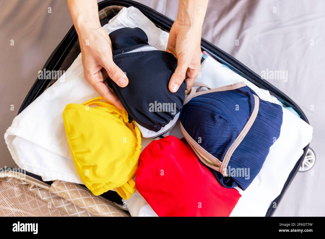 arreglo de ropa y accesorios en un maleta, viaje concepto