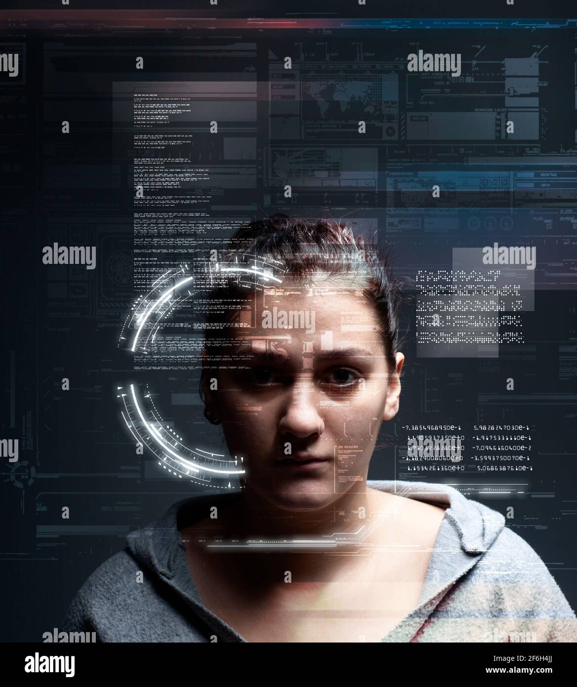 Mujer analizar interfaz de usuario futurista . Alta tecnología