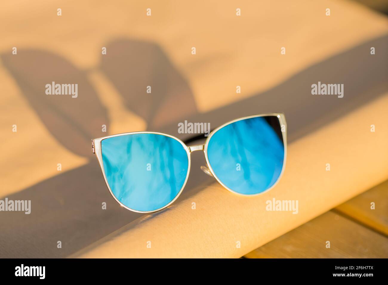 Modelo de gafas de sol de ojo de gato de para con grandes lentes azules disparar fuera en día de verano closeup. Enfoque selectivo Fotografía de stock Alamy