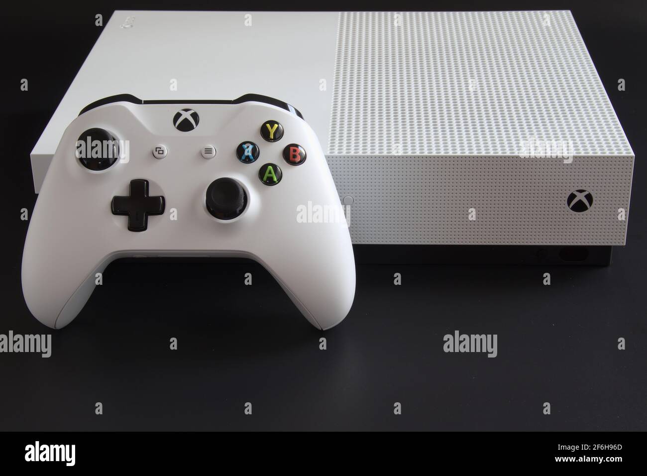CIUDAD DE MÉXICO, MÉXICO - MARZO 18 2021: Consola y dispositivo de juego de una Xbox One blanca. Foto de stock
