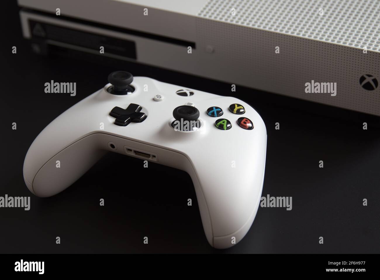 CIUDAD DE MÉXICO, MÉXICO - MARZO 18 2021: Consola y dispositivo de juego de una Xbox One blanca. Foto de stock