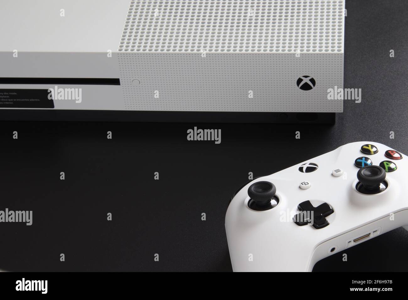 CIUDAD DE MÉXICO, MÉXICO - MARZO 18 2021: Consola y dispositivo de juego de una Xbox One blanca. Foto de stock