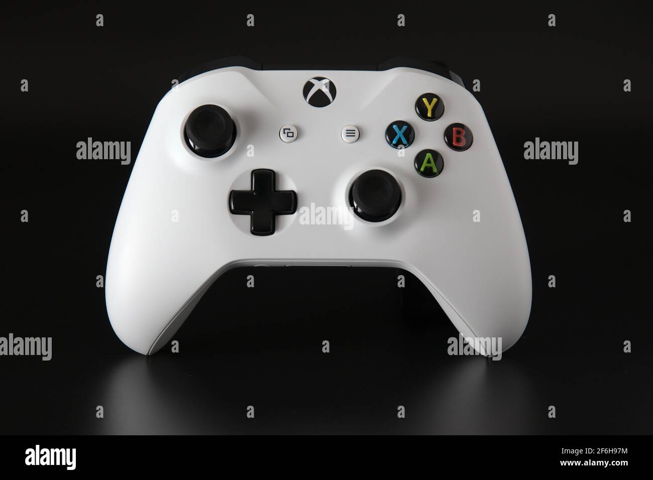CIUDAD DE MÉXICO, MÉXICO - MARZO 18 2021: Consola y dispositivo de juego de una Xbox One blanca. Foto de stock
