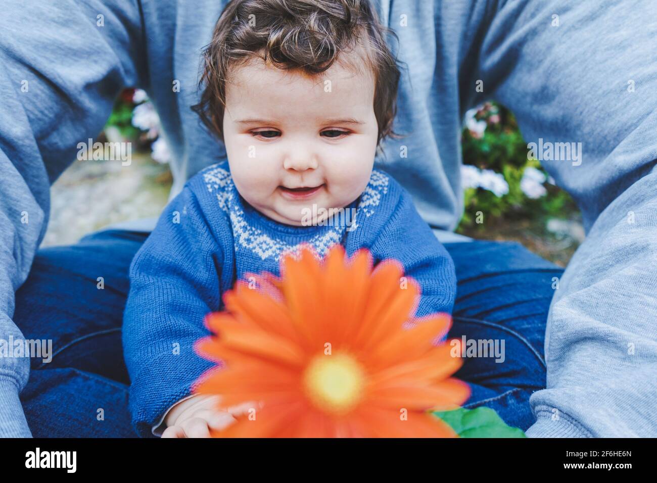 Bebe Descubriendo Una Enorme Flor Por Primera Vez Fotografia De Stock Alamy