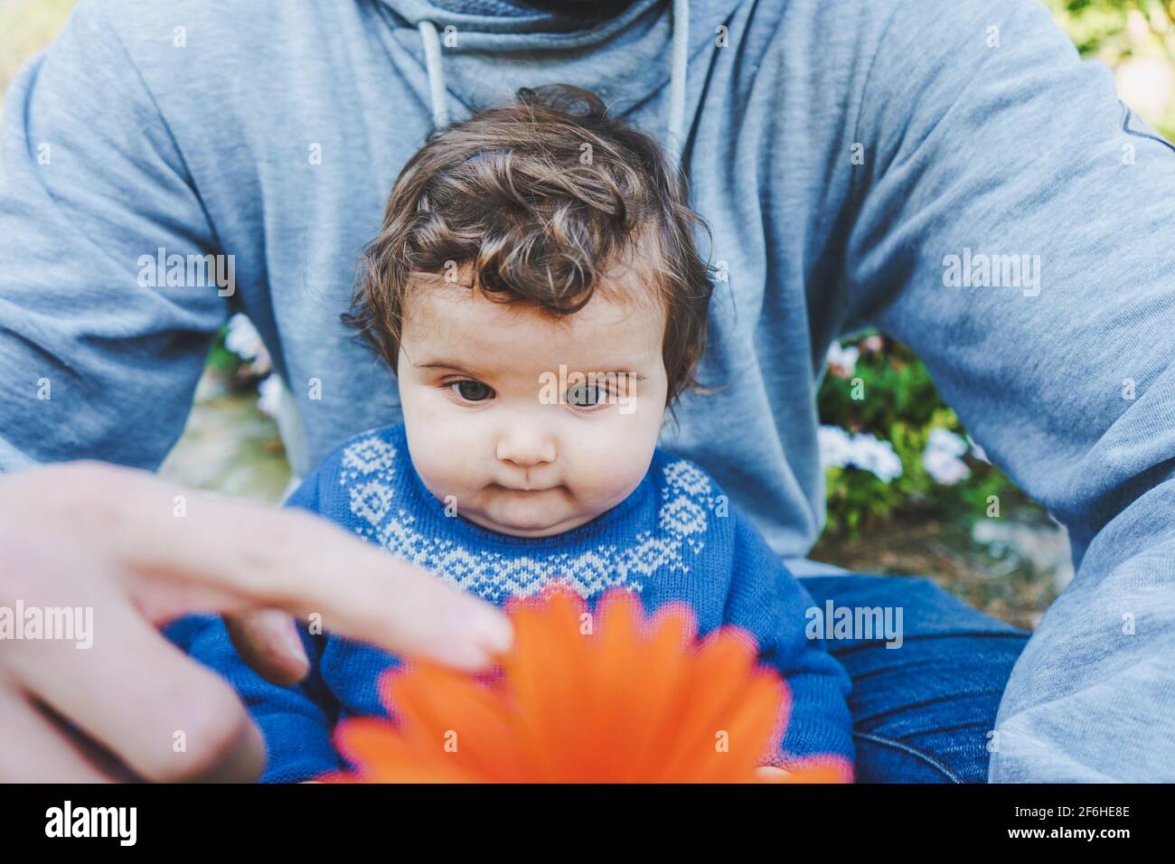 Bebe Descubriendo Una Enorme Flor Por Primera Vez Fotografia De Stock Alamy