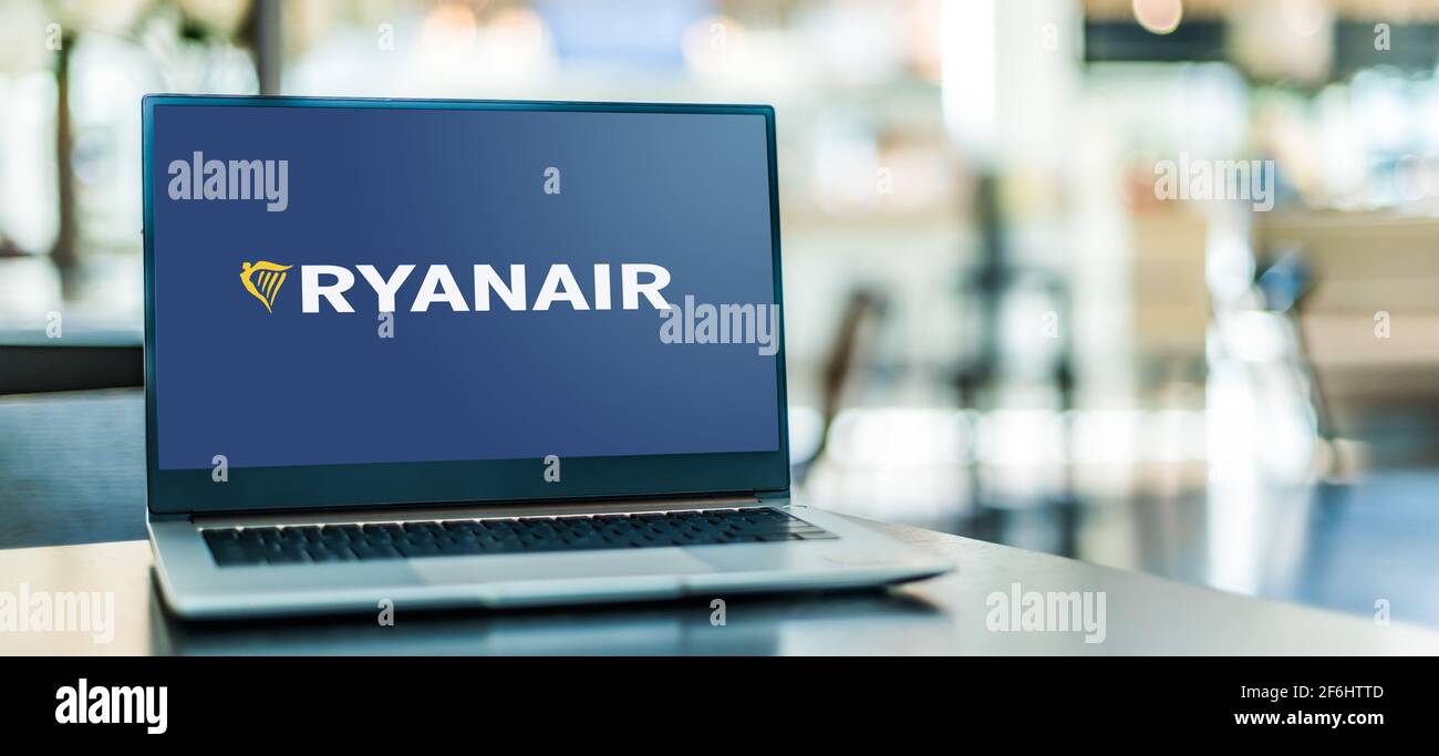 POZNAN, POL - 15 DE MARZO de 2021: Ordenador portátil que muestra el  logotipo de Ryanair, una aerolínea irlandesa de presupuesto fundada en  1984, con sede en Swords, Dublín, IREL Fotografía de stock - Alamy