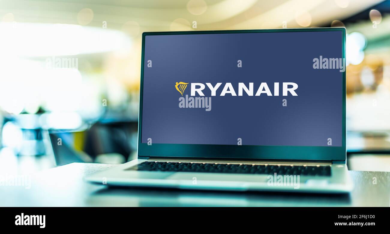POZNAN, POL - 15 DE MARZO de 2021: Ordenador portátil que muestra el  logotipo de Ryanair, una aerolínea irlandesa de presupuesto fundada en  1984, con sede en Swords, Dublín, IREL Fotografía de stock - Alamy