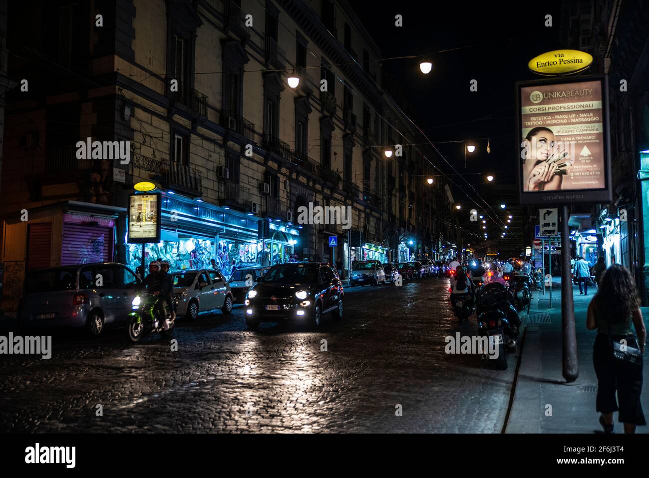 Nápoles, Italia - 9 de septiembre de 2019: Via Enrico Pessina, calle de compras por la noche con gente en el casco antiguo de Nápoles, Italia Foto de stock