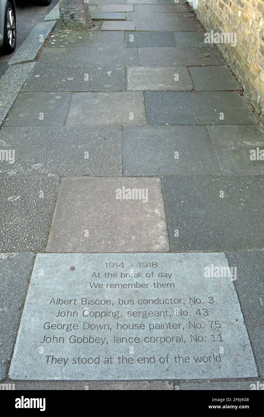 pavimento memorial lista de los que murieron en el servicio en la guerra mundial uno de esta calle, festing road, putney, suroeste de londres, inglaterra Foto de stock