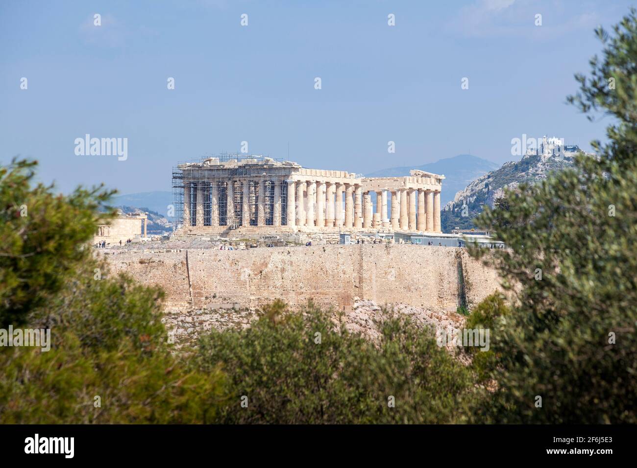 Vista del Partenón desde la colina Filopappou. Se puede ver el templo del Partenón, del siglo 5th AC, en la colina sagrada de Akropolis, en Atenas, Grecia. Foto de stock