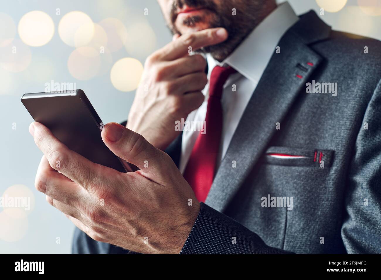Primer plano de los empresarios que utilizan el teléfono inteligente móvil para la comunicación empresarial, enfoque selectivo Foto de stock