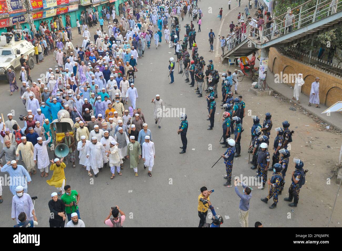 Al menos una docena de personas resultaron heridas en enfrentamientos entre la policía y los manifestantes en Bangladesh, ya que la violencia se propagó por todo el país de protestas contra la visita del líder nacionalista hindú de la India, la llegada de Narendra Modi. Sylhet, Bangladesh. Foto de stock