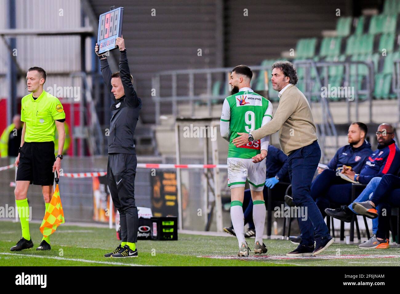 Francesco Zampano Jogador Frosinone Durante Primeira Partida Campeonato  Italiano Futebol — Fotografia de Stock Editorial © VincenzoIzzo #464933080