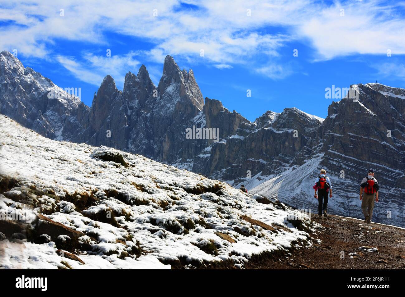 Wanderung und Trekking bei Schnee und Eis unter den Geislerspitzen en den Dolomitas en Südtirol Foto de stock