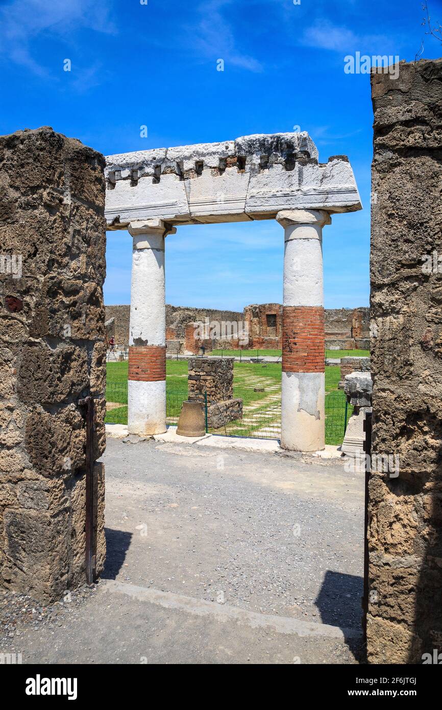 Mirando hacia el Foro y una Colonade en ruinas, Pompeya, Italyg Foto de stock